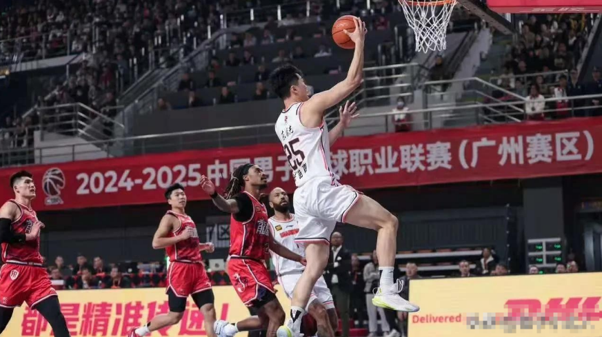 雷速体育直播入口-比赛中球员因伤离场，球队调整阵容需及时