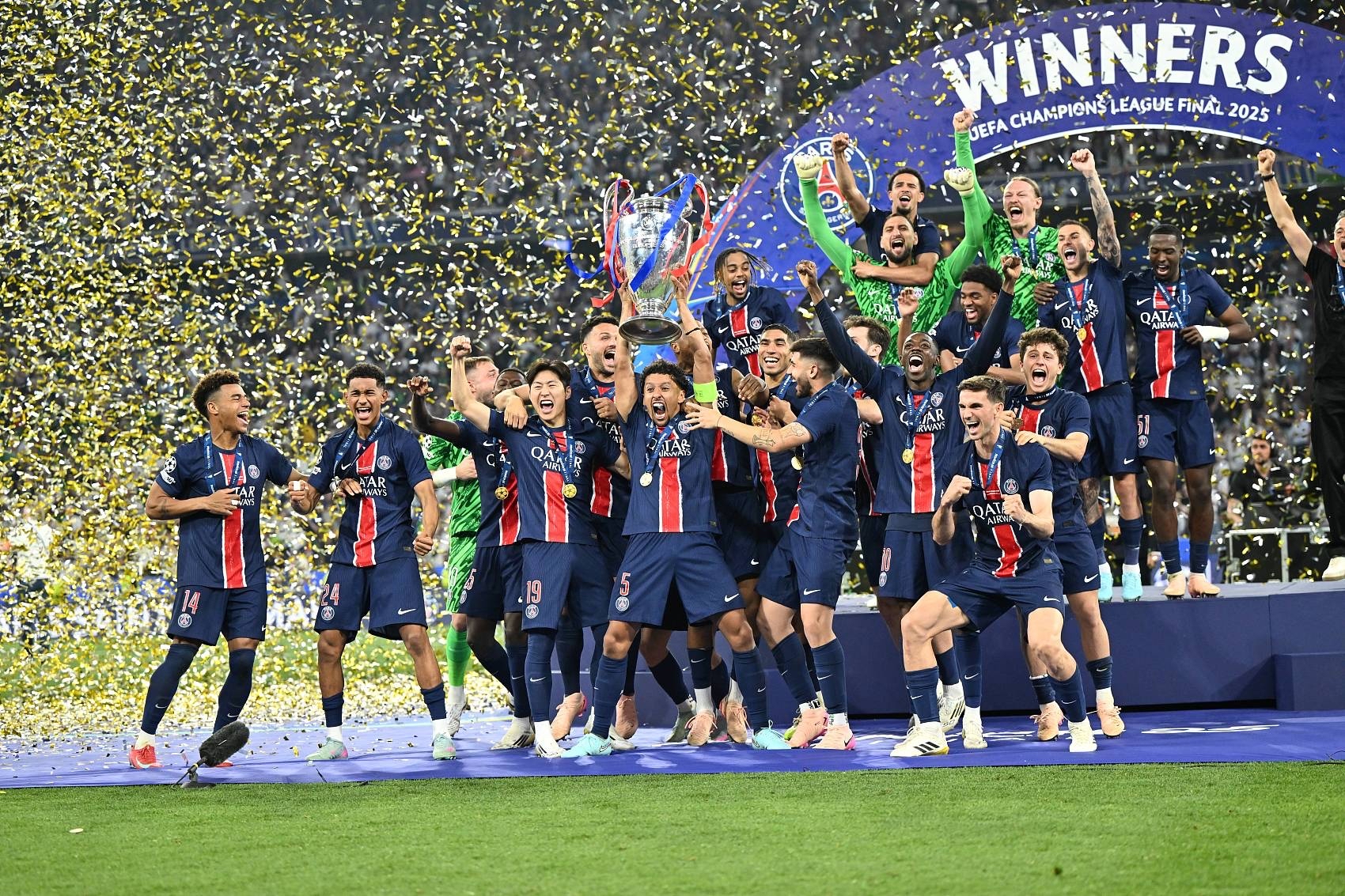 阿贾克斯客场大胜巴塞罗那，晋级欧冠四强