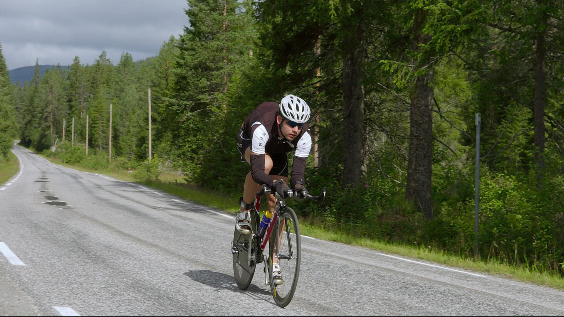 赛道与绿茵的共振，金玟哉的F1争冠启示与南非关键战突围